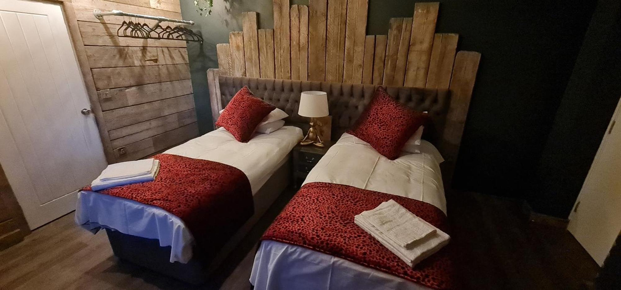 The Waterside Bar, Rooms & Restaurant 스윈튼 객실 사진